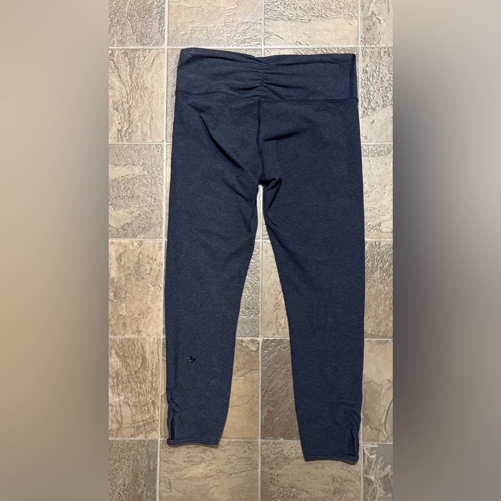 Lululemon Athletic Leggings / Capris / Joggers - Ash Blue - Sz 6 Gently Used